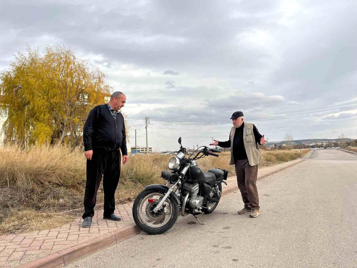 Mahalle Esnafı Motosikletin Başında Bekliyor