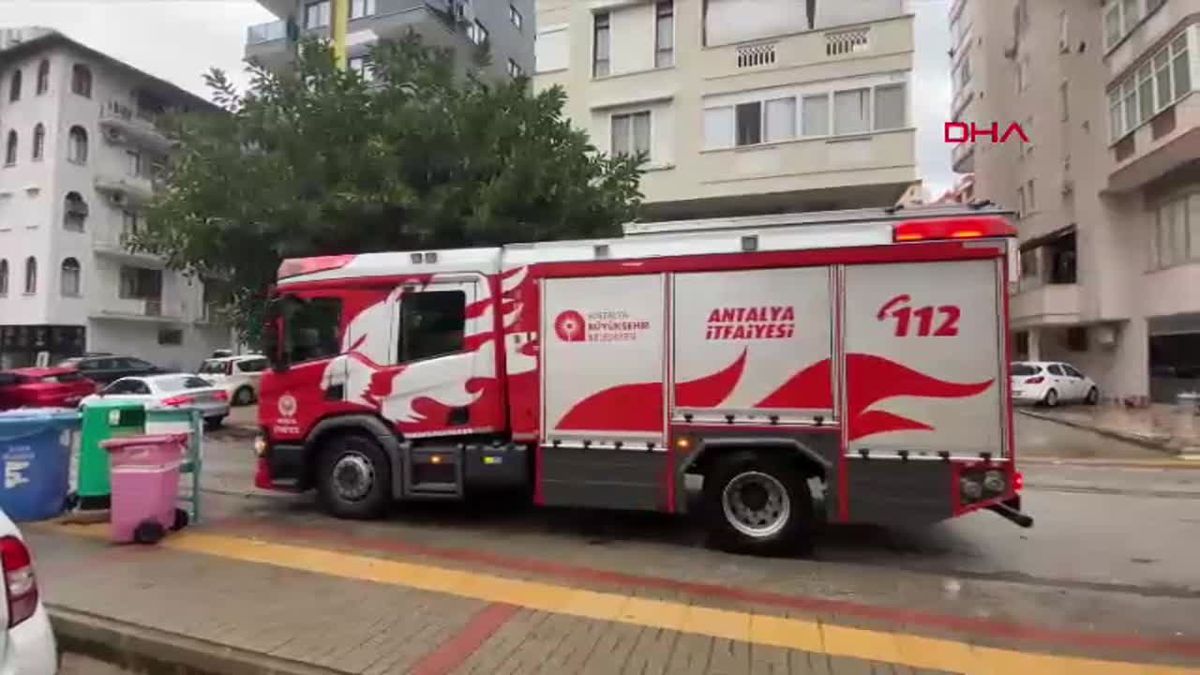 Alanya\'da Apartman Yangını İtfaiye Tarafından Söndürüldü