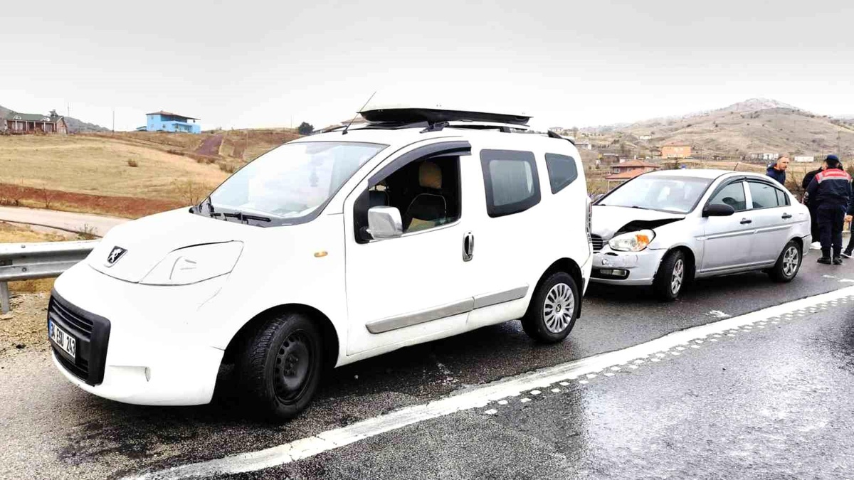 Kırıkkale\'de Trafik Kazası: 2 Yaralı
