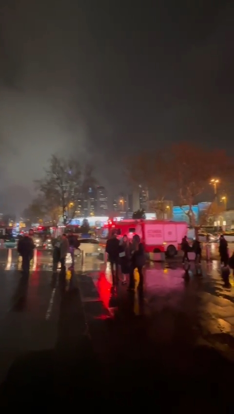 İstanbul'da AVM'de yangın: Çok sayıda ekip sevk edildi