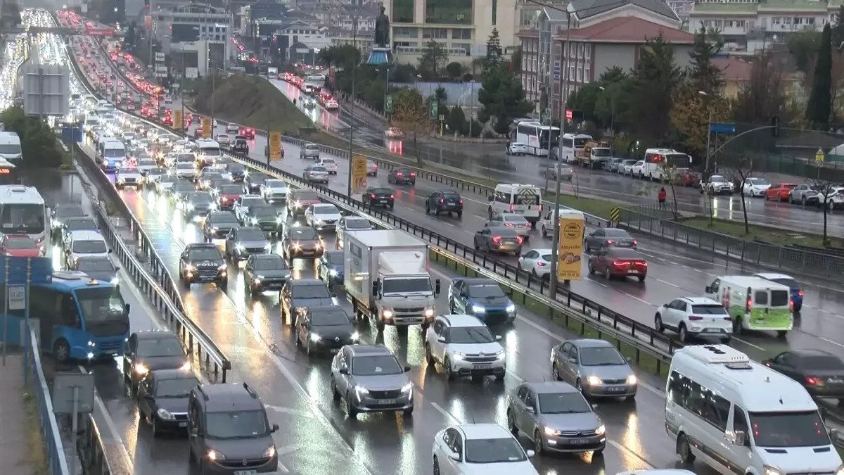 İstanbul\'da Yağmur Trafik Yoğunluğunu Artırdı