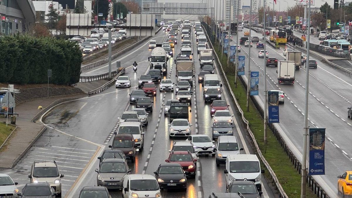 İstanbul\'da yağışın da etkisiyle trafik yoğunluğu yüzde 78\'e ulaştı