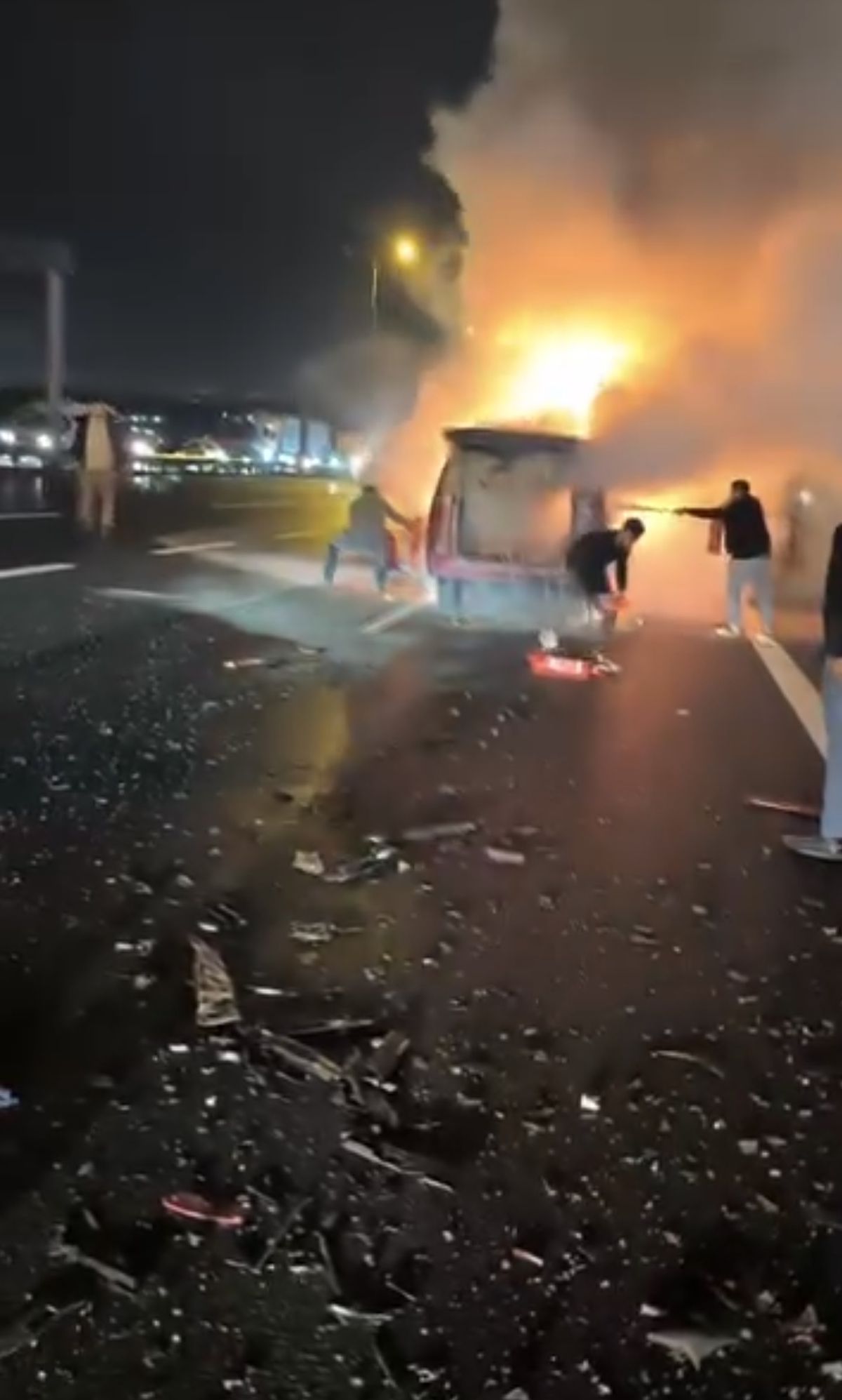 Pendik TEM Otoyolu\'nda Hafif Ticari Araç Yangını