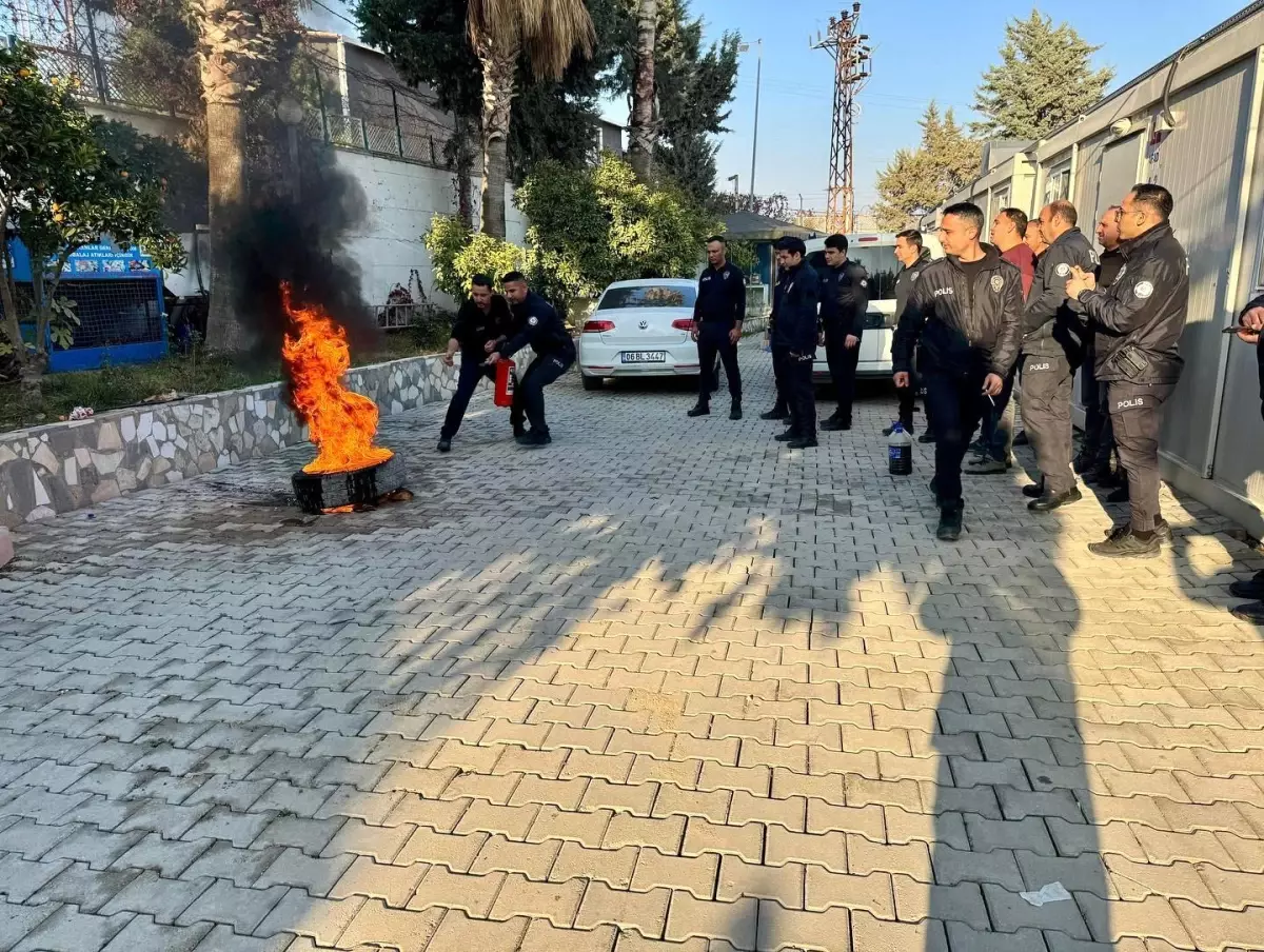 Hatay\'da İtfaiye Ekipleri, Polis Personeline Yangın Eğitimi Verdi