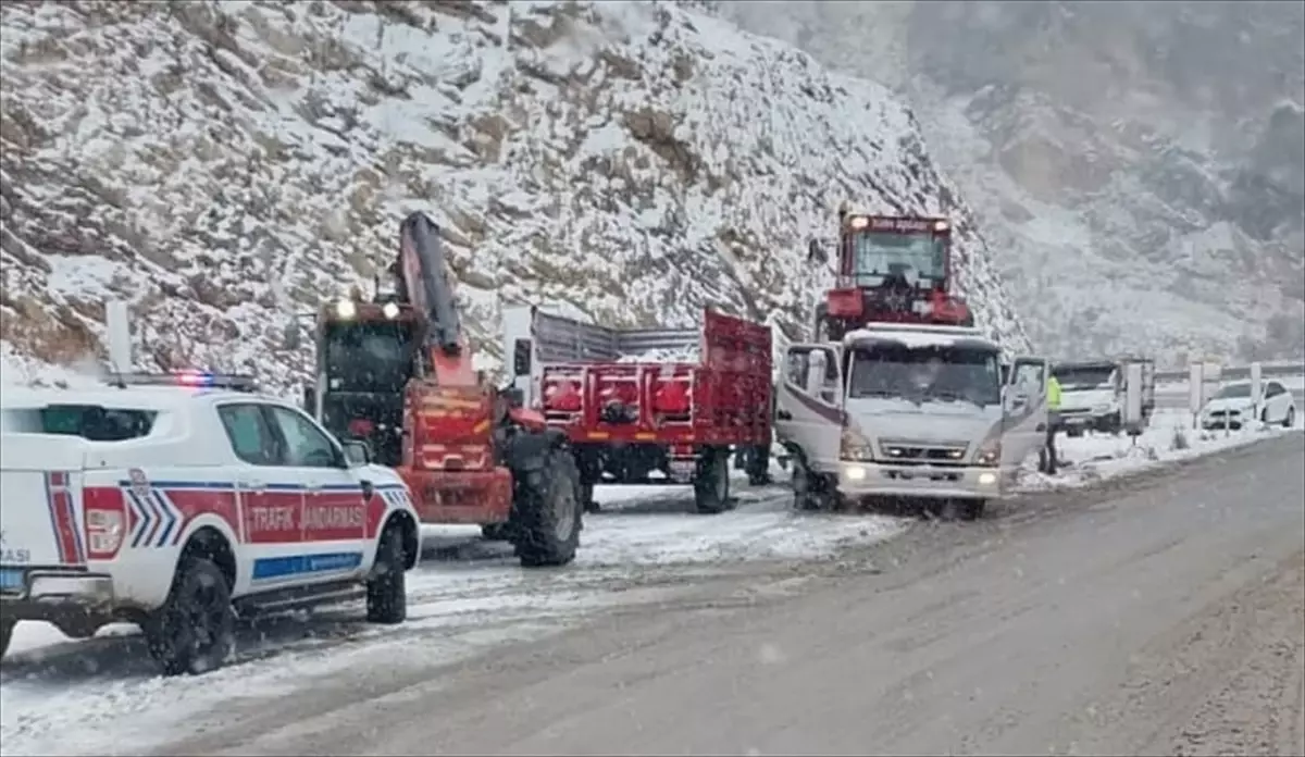 Traktör Devrildi, Sürücü Yaralandı