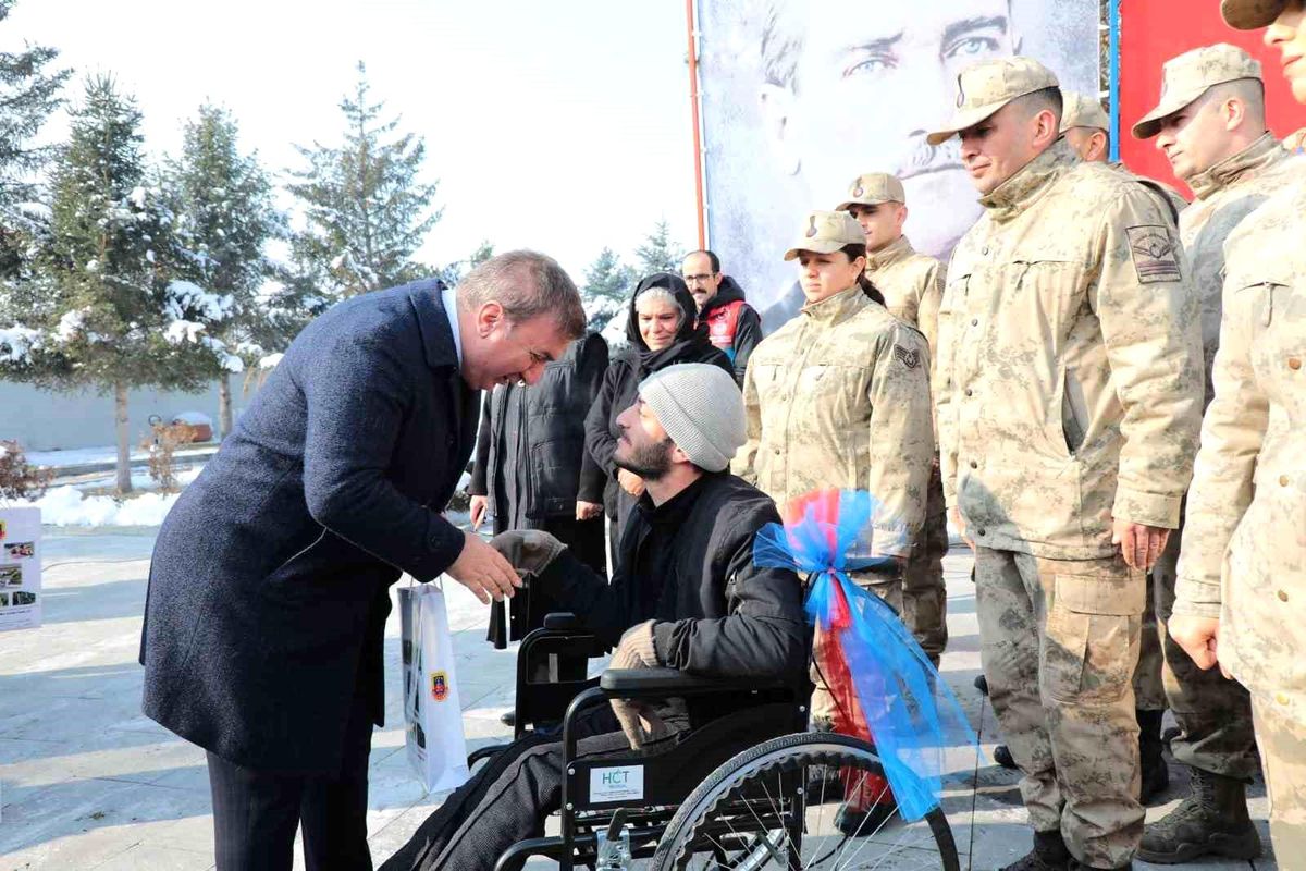 Erzincan\'da Engellilere Tekerlekli Sandalye Dağıtımı