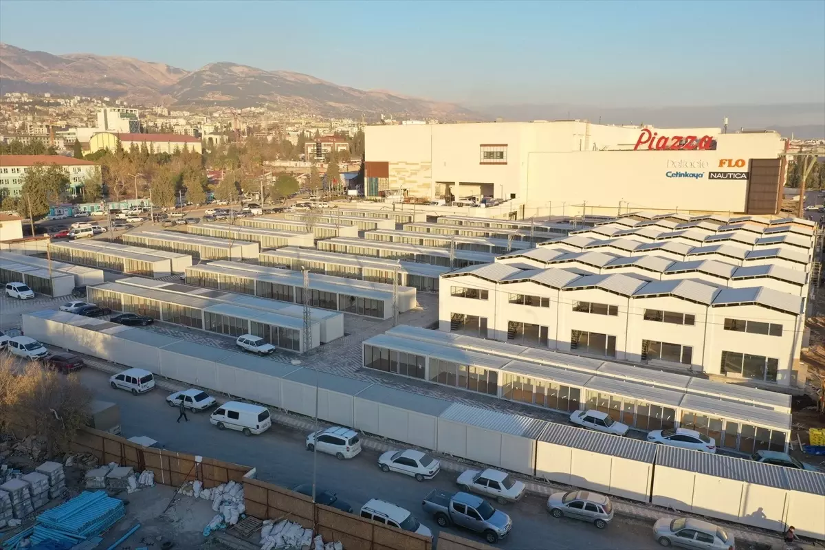 Kahramanmaraş\'ta kurulan geçici çarşı, depremzede esnafın umudu oldu