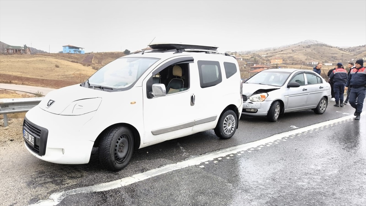 Kırıkkale\'de İki Trafik Kazası: 5 Yaralı