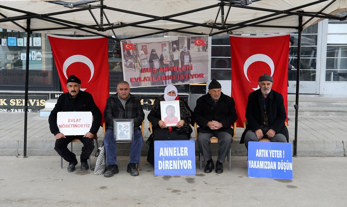 Muş\'ta Aileler, PKK\'dan Kaçırılan Çocukları İçin Eylemde