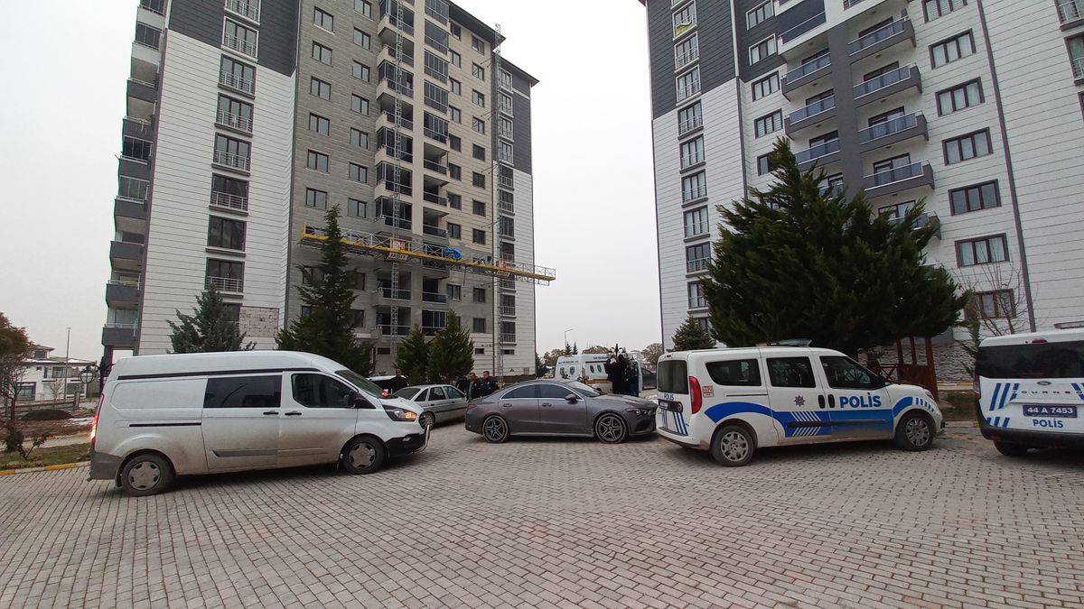 Malatya\'da İnşaat İşçileri Düşerek Ağır Yaralandı