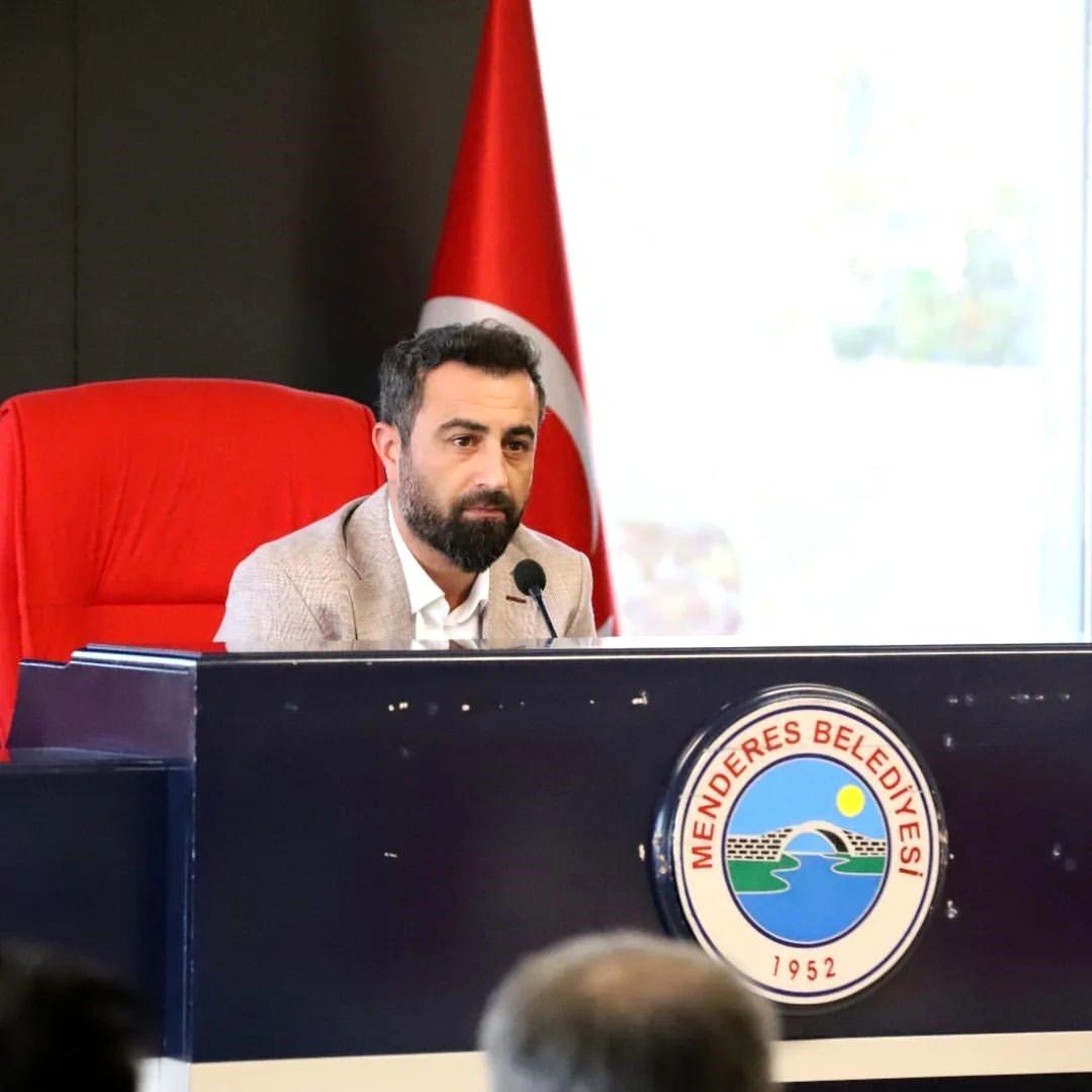 İzmir\'de Belediye Başkan Yardımcısına Yumruklu Saldırı: 2 Tutuklama