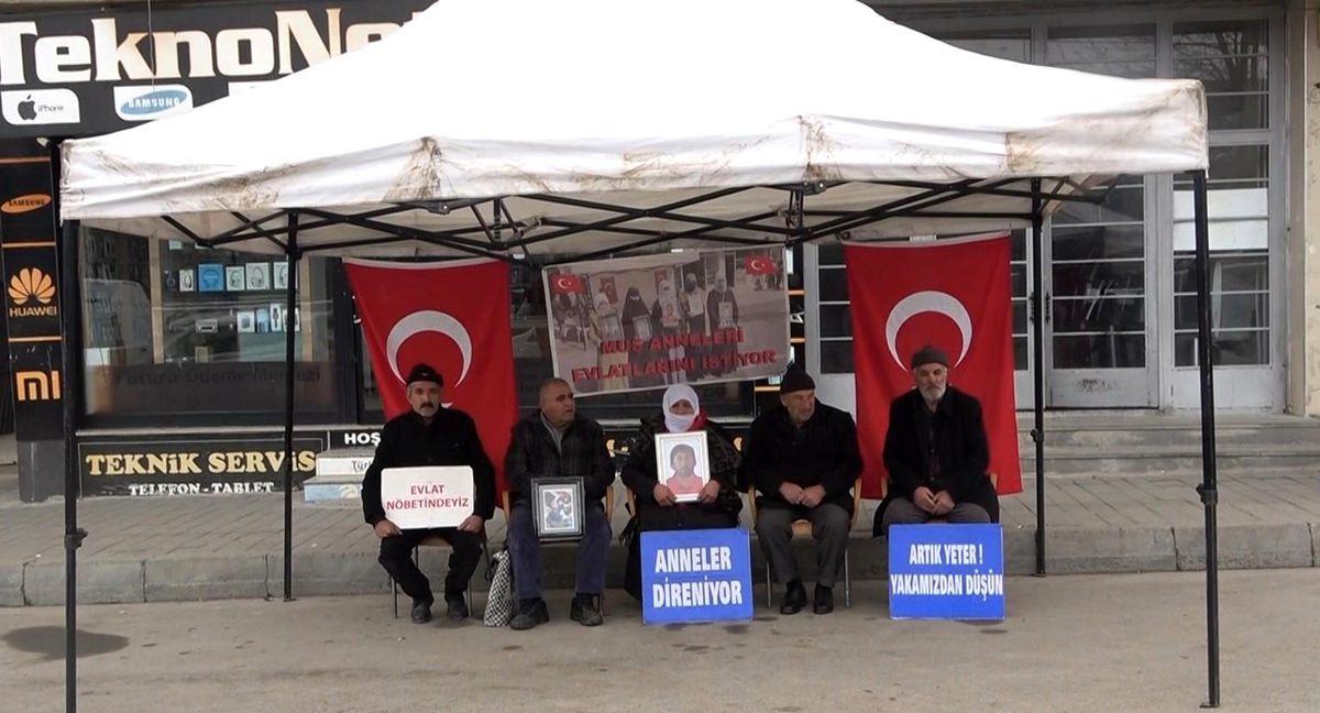 Muş\'ta Aileler Evlat Nöbeti Tutuyor