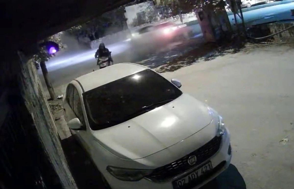 Adıyaman\'da Motosiklet ve Otomobil Kıl Payı Çarpışmaktan Kurtuldu