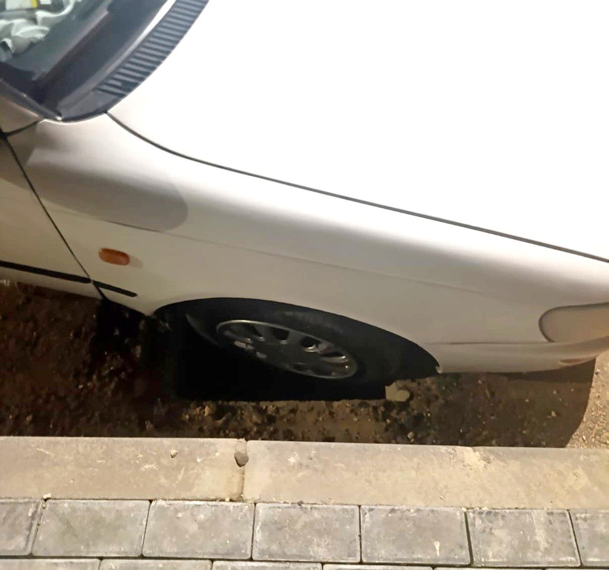 Adıyaman\'da Gider Çukuruna Düşen Araç Hasar Gördü