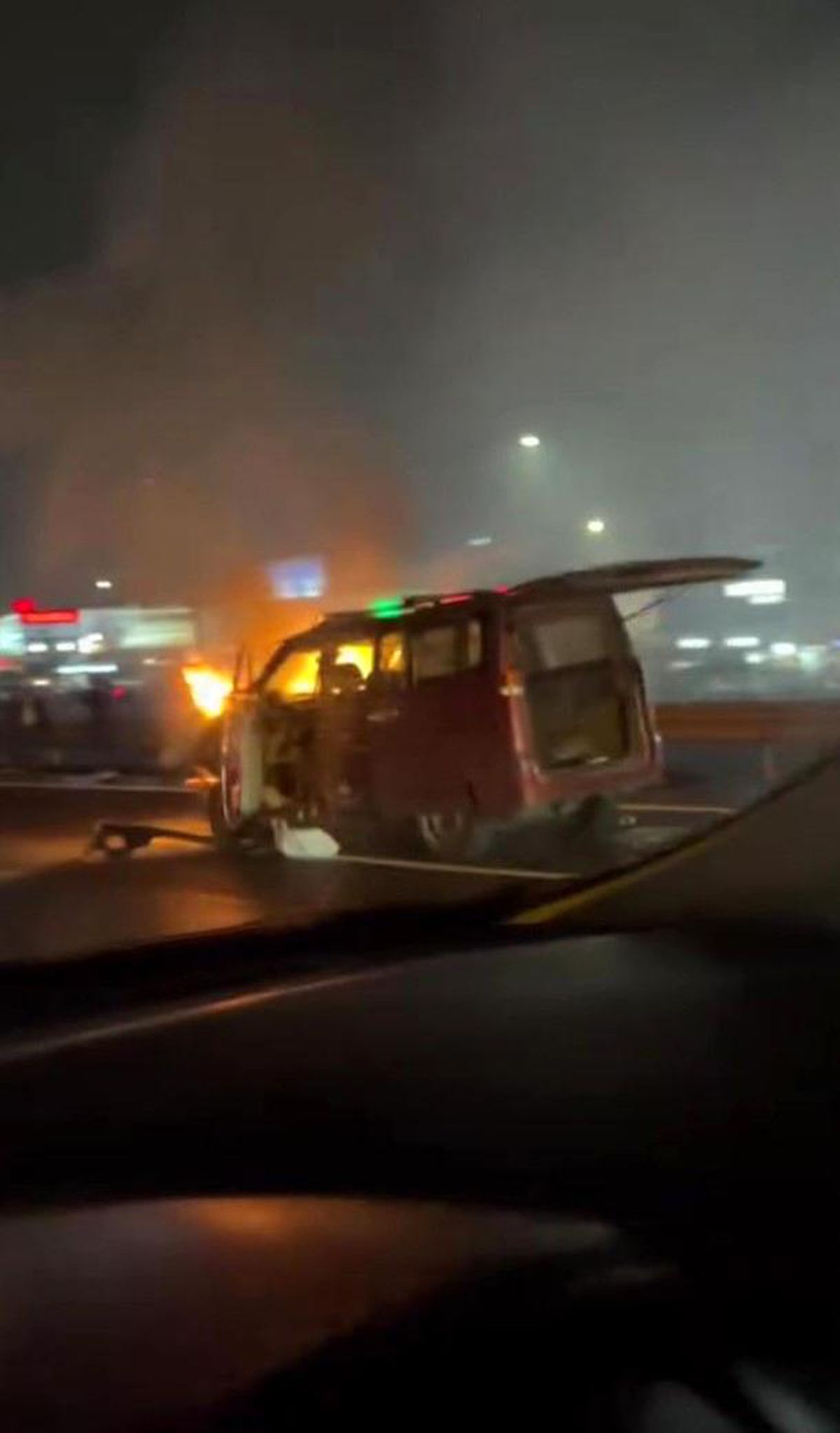 Pendik\'te Araç Yangını Trafiği Olumsuz Etkiledi