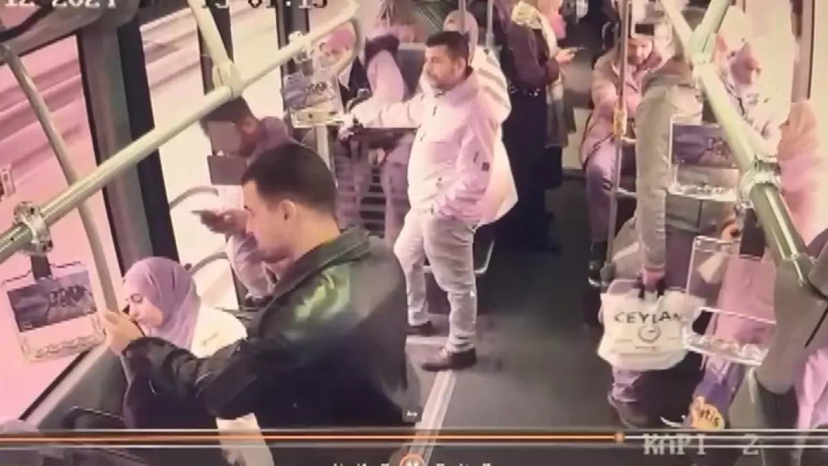 Esenyurt\'ta yolcunun metrobüsten düştüğü anlar kamerada - 1