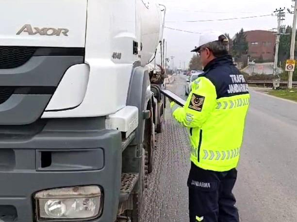 Sakarya\'da Trafik Denetiminde 227 Sürücü Men Edildi