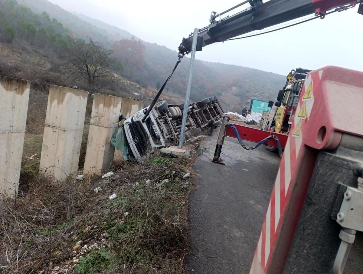İnegöl\'de Tır Devrildi, Talaşlar Yola Saçıldı