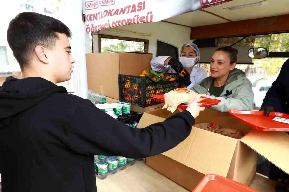 Selçuk Belediyesi\'nden Öğrencilere Ücretsiz Yemek Hizmeti