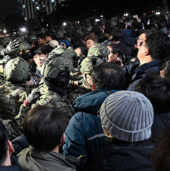 Sıkıyönetim ilanı Güney Kore'yi karıştırdı! Başkan Yoon'un yardımcıları istifa etti, sokaklar yangın yeri