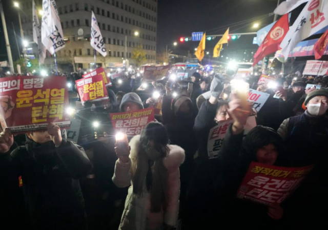 Sıkıyönetim ilanı Güney Kore'yi karıştırdı! Başkan Yoon'un yardımcıları istifa etti, sokaklar yangın yeri