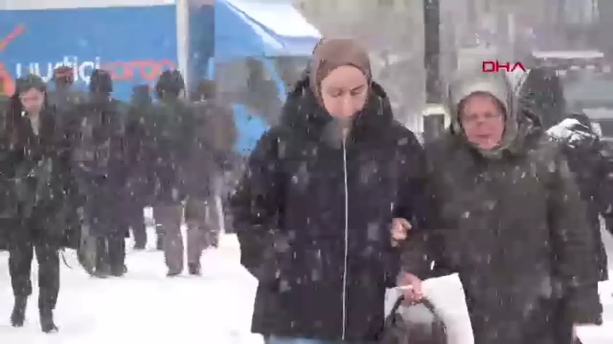 Sivas\'ta Yoğun Kar Yağışı Şehri Beyaza Bürüdü