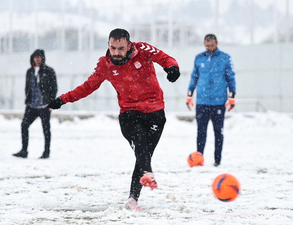 Sivasspor\'un Galatasaray Maçı Hazırlıkları Kar Engeline Takıldı