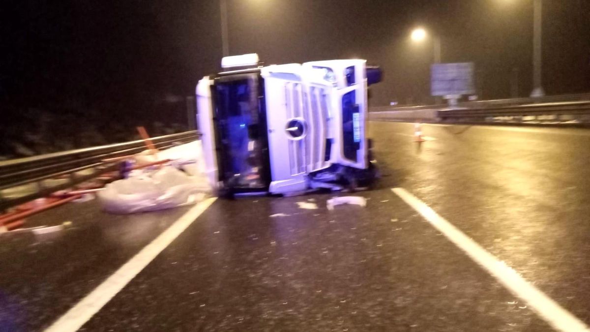 Bolu Dağı\'nda Tır Devrildi, Trafik Kontrol Altında