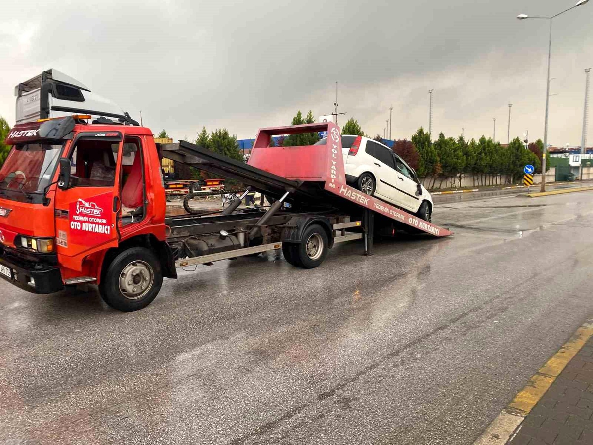 Körfez\'de Tıra Çarpan Otomobil Sürücüsü Yaralandı