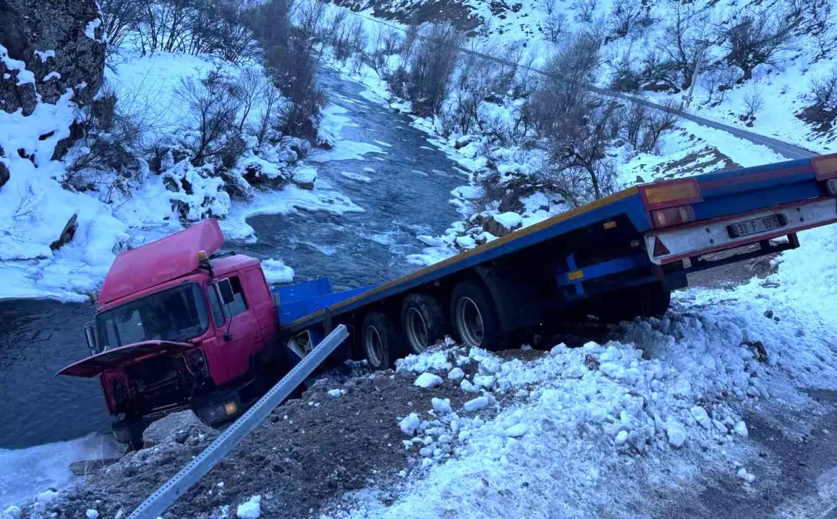 Tunceli\'de Tır Dereye Uçtu