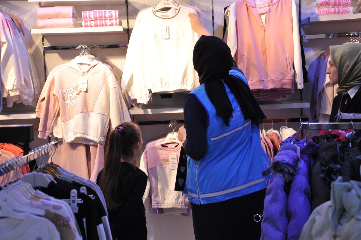TDV\'den Yetim Çocuklara Kış Kıyafeti Desteği