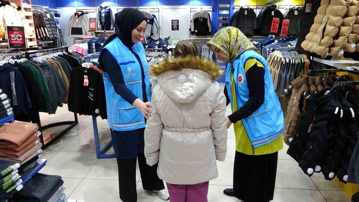 Kütahya\'da Yetim Çocuklara Kış Bayramı