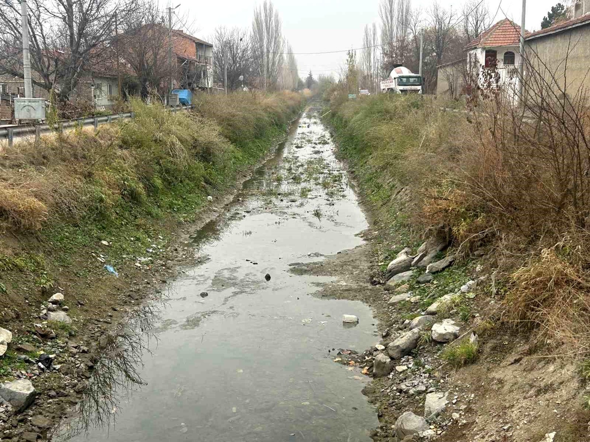 Eskişehir\'de Sulama Kanalı Çöplüğe Döndü