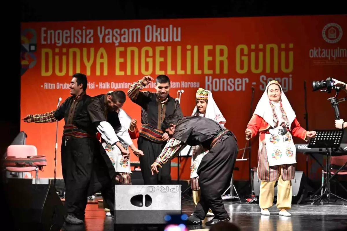 Engelsiz Yaşam Okulu Öğrencileri Konser Verdi