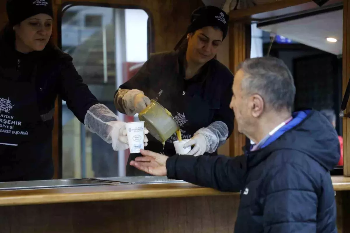 Aydın Büyükşehir Belediyesi\'nin Çorba İkramı, Vatandaşların Yüzünü Güldürüyor