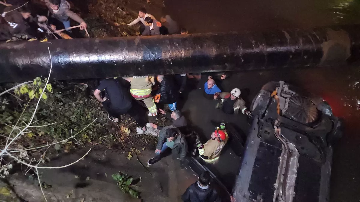 Düzce\'de Otomobil Dereye Uçtu: 3 Yaralı