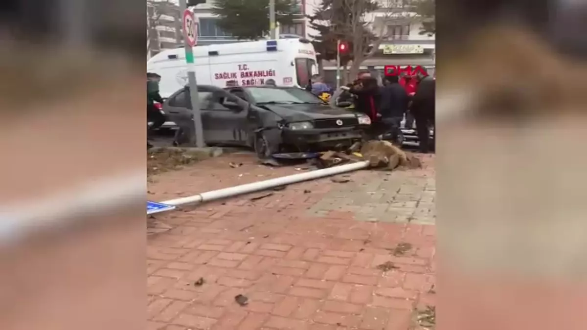 Elazığ\'da Trafik Kazası: Otomobil Yol Tabelasına Çarptı