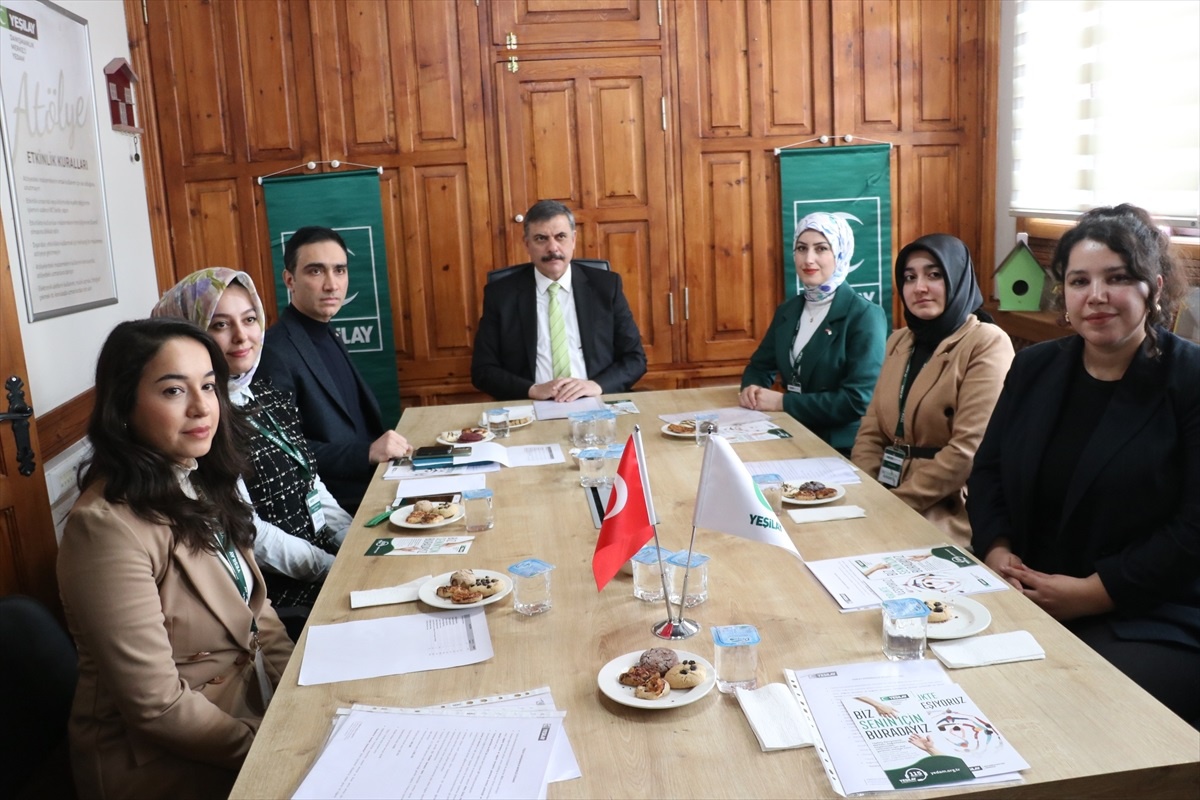 Çiftçi, Yeşilay\'ı Ziyaret Etti