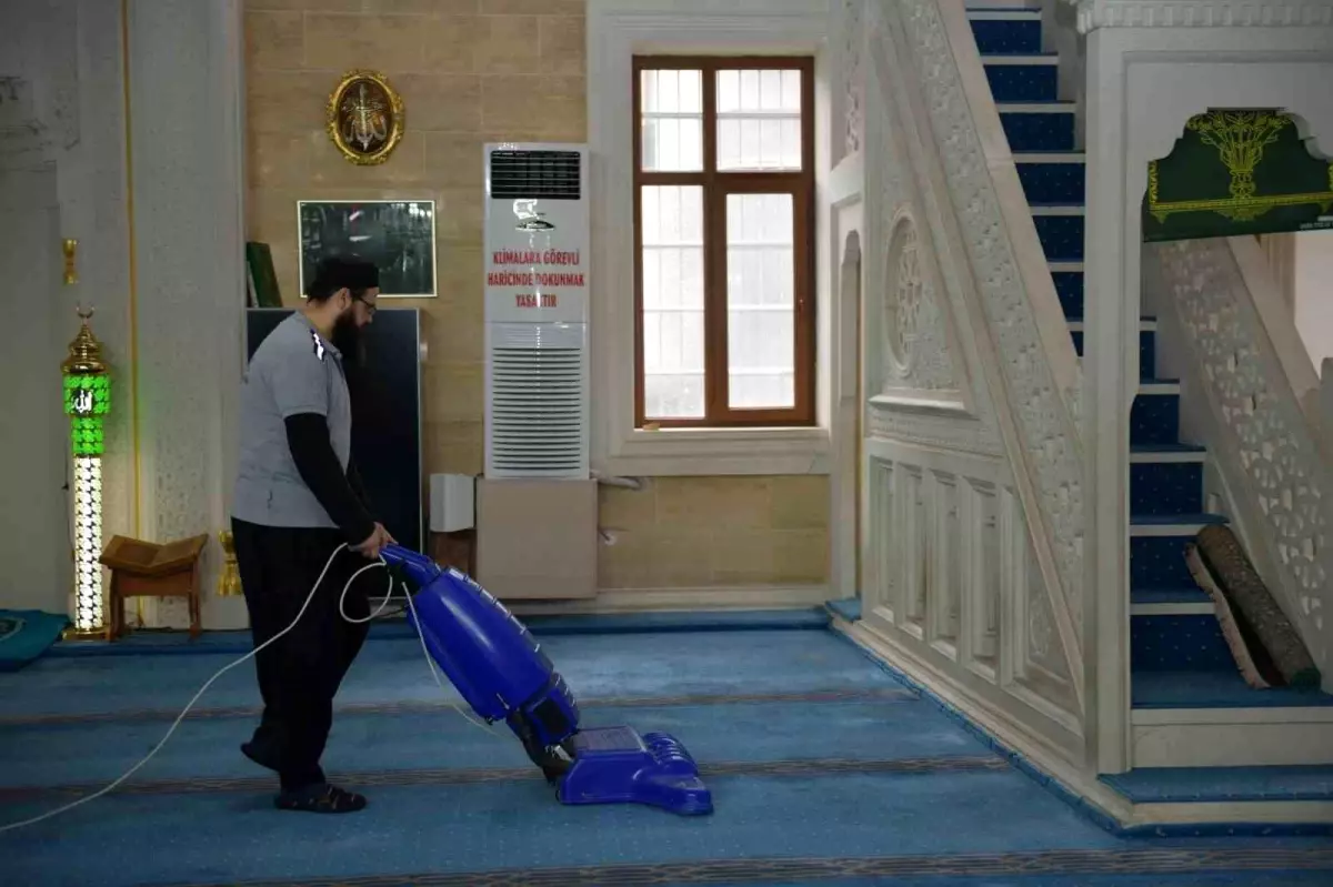 Esenyurt Belediyesi Cami ve Cemevlerini Hijyenik Hale Getiriyor