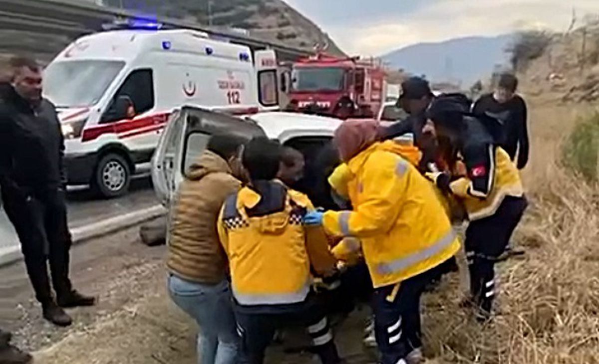 Osmaniye\'de TIR ile Hafif Ticari Araç Çarpıştı: 1 Ölü, 3 Yaralı