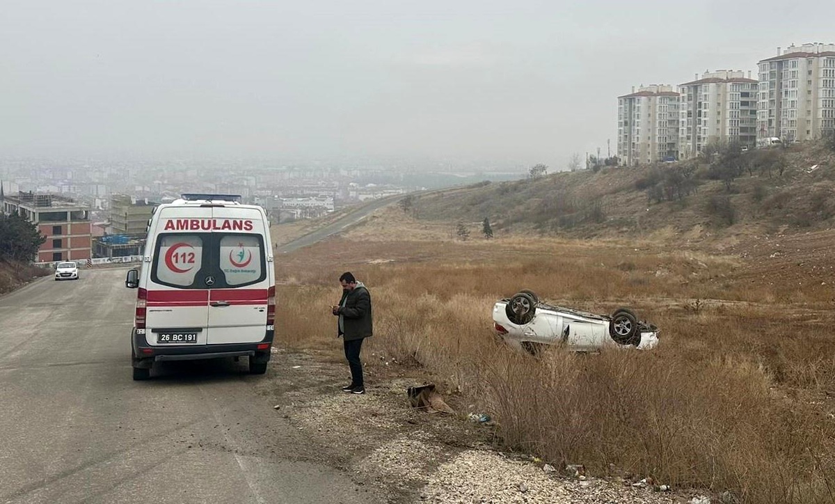 Eskişehir\'de otomobil şarampole yuvarlandı