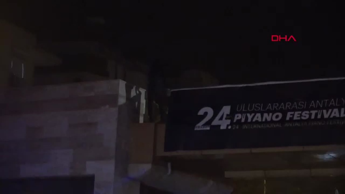 Antalya\'da Üst Geçitte İkna Çabası