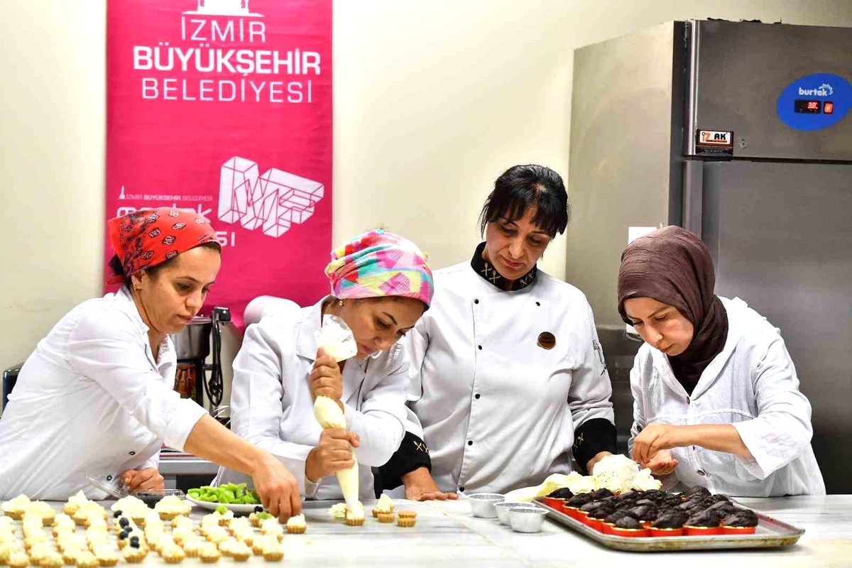 İzmir\'de Kadınlardan Eğitimde Başarı Hikayesi