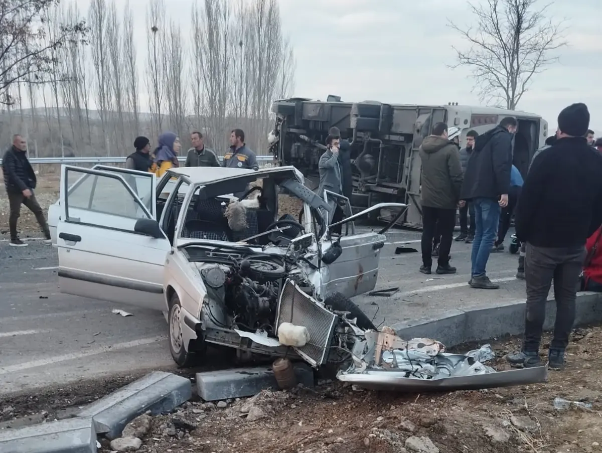 Ürgüp\'te Servis Midibüsü ile Otomobil Çarpıştı: 1 Ölü, 29 Yaralı