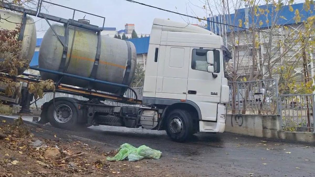 Pendik\'te Tanker Kazası: Kimyasal Madde Yola Döküldü