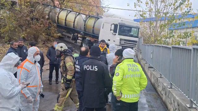 Pendik'te yola kimyasal madde döküldü Pendik'te yola kimyasal madde döküldü