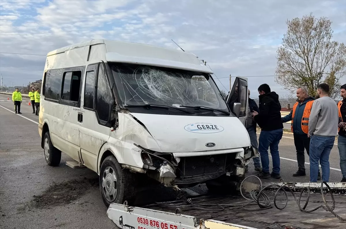 Sinop\'ta Servis Minibüsü Devrildi: 15 Yaralı