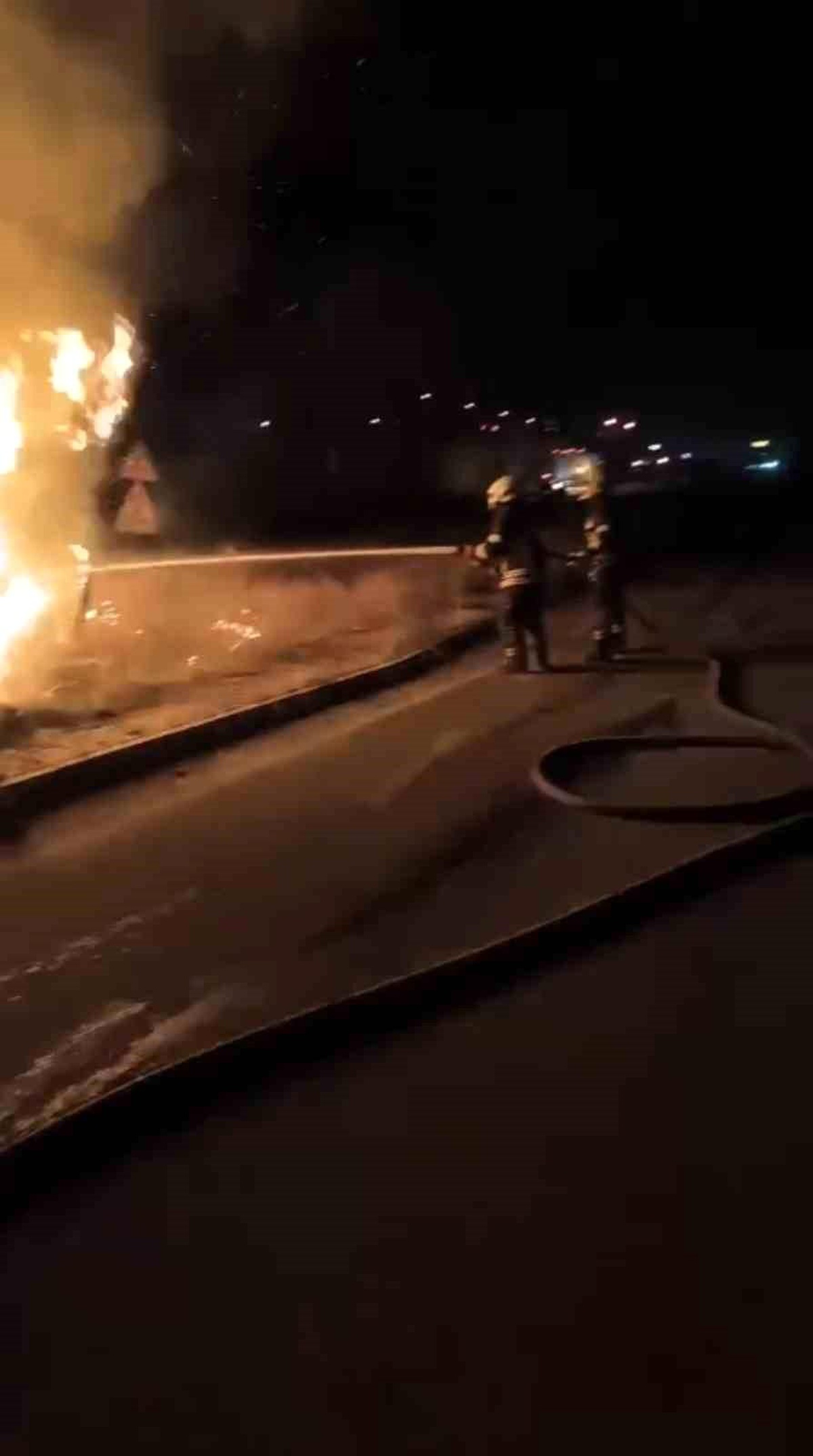 Mersin\'de Kontrolden Çıkan Araç Aydınlatma Direğine Çarparak Yandı