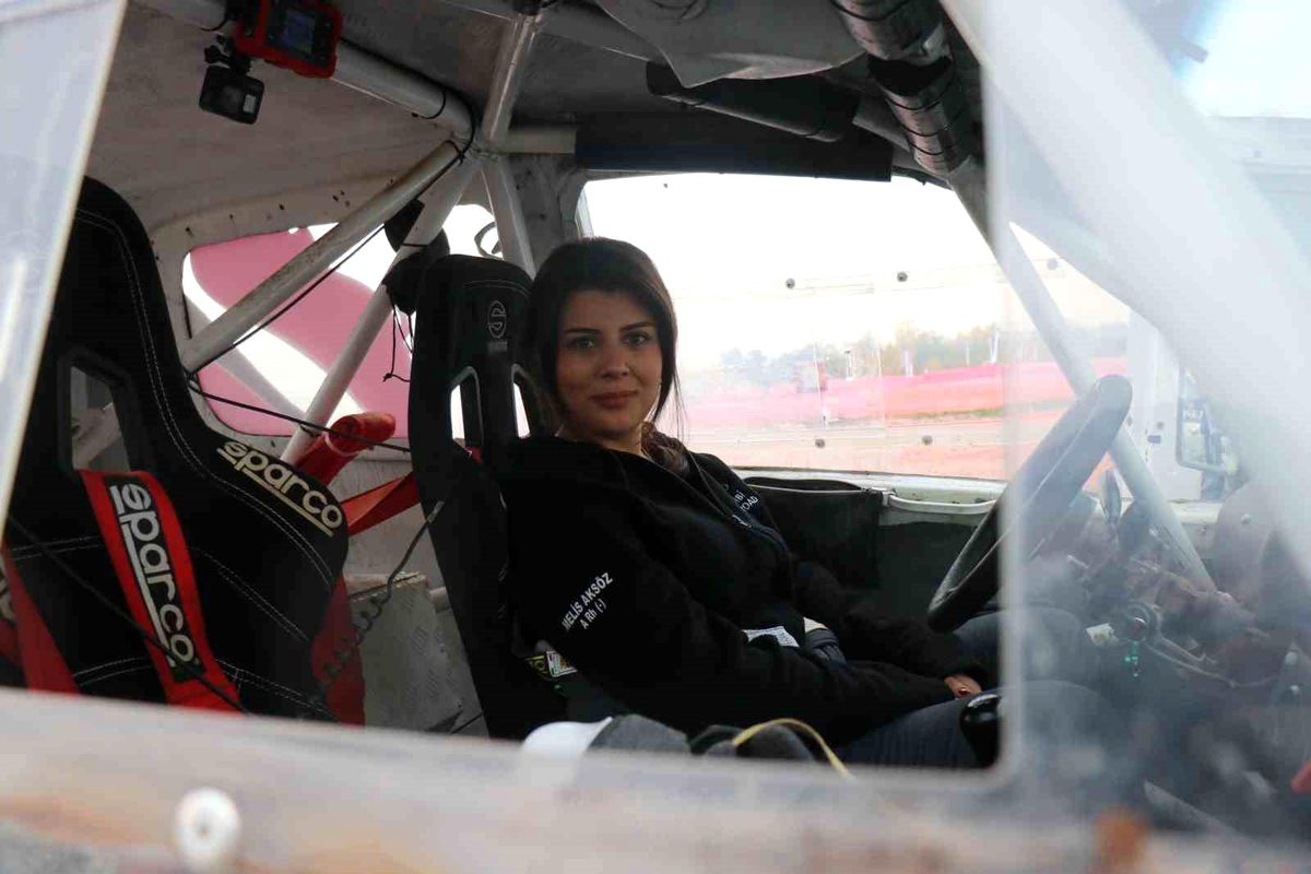 Melis Aksöz: Türkiye\'nin İlk X-Trial Kadın Pilotu