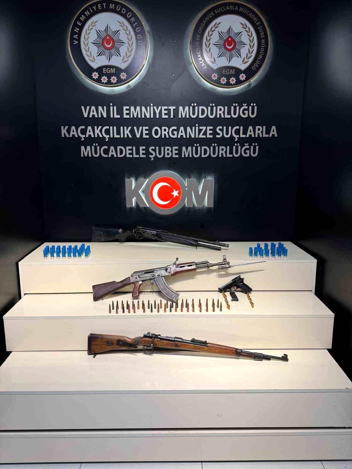 Van\'da Silah ve Mühimmat Ele Geçirildi
